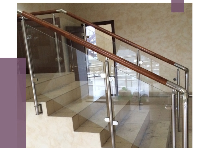 Комбинированные перила из металла и дерева в Абакане