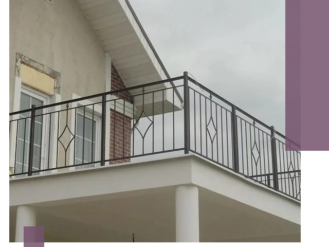 Изготовление балконных ограждений в Абакане из металла и стекла