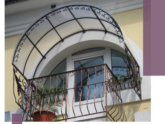 Козырьки над балконом в Абакане — изготовление и монтаж